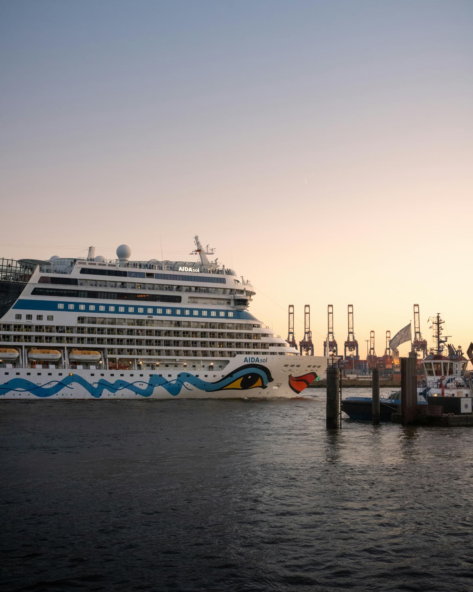 Kreuzfahrtschiff im Hamburger Hafen